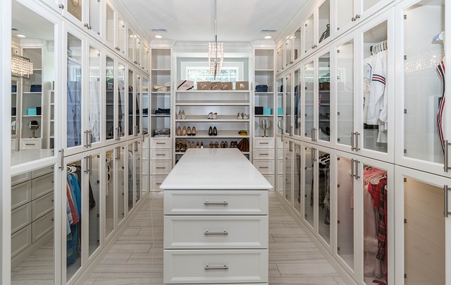 closet-3615613_640